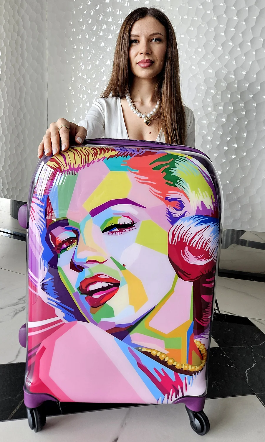 Maryna z walizką Pop-Artowa Diwa